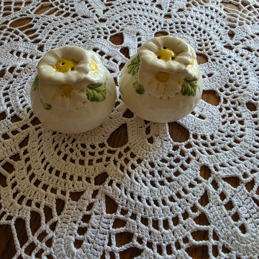 Sculptured Daisey METLOX Salt & Pepper Shakers POPPY TRAIL Basket Weave